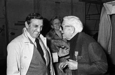 Photo Lino Ventura félicite l'acteur franÃ§ais Jean Gabin (91 x 60 cm)