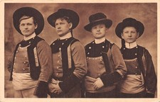 29-BRETAGNE FOLKLORE LES