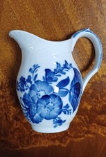 Pichet ou pot en porcelaine, Royal Copenhagen, Denmark, modèle fleurs bleues 
