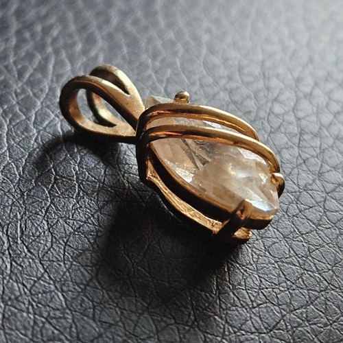 Pendentif pierre claire