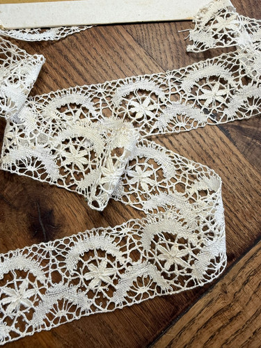 Dentelle ancienne entre deux - dentelle,