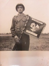 Photo du fanion de la 8e