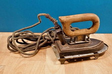 Ancien fer à repasser Calor en fonte poignée en bois et support Collection