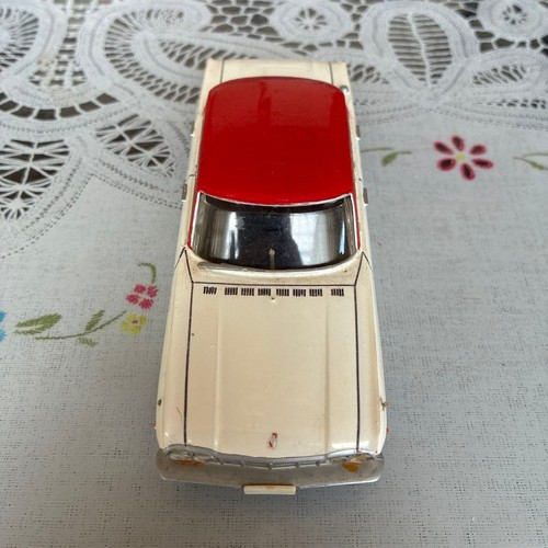 Voiture miniature ancienne