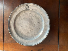 ASSIETTE en ÉTAIN  XVIII ème. Monogramme couronné (à déchiffré) Diamètre 22,5 cm