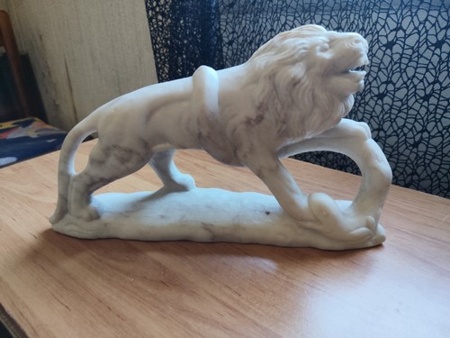 Statue lion serpent en - lion, au