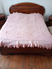 Dessus de lit rose tricoté à