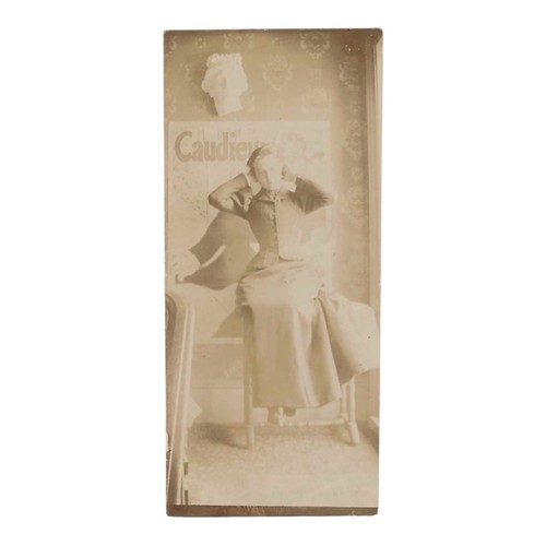 Vintage photo woman artist - photo,