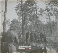 Groupe soldats en forêt