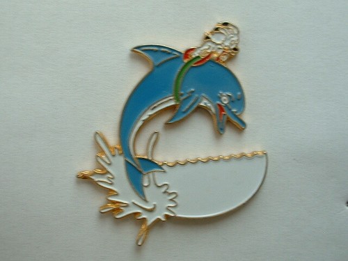 Pin idefix parc asterix - pin's,