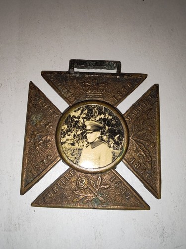 Curieuse médaille croix - curieuse,