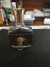 Bouteille Avec Tête De Lion Sur Cuir