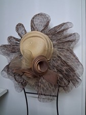 chapeau femme large cérémonie ton marron beige mariage servi 1 fois poids léger