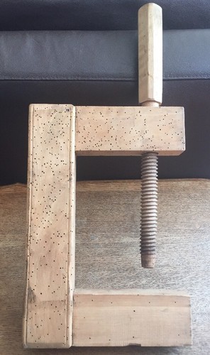 Ancien étau bois - bois, signé