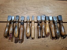 Lot de 12 anciens outils de cordonnier, bourrelier, fer à lisser, Mailloche