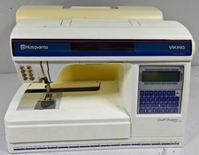 Machine À Coudre Husqvarna Viking Quilt Designer - Non Testée, A Des Rayures