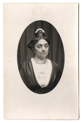 Photo carte femme arlésienne - carte,