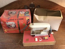 MC n° 116B Machine à coudre France enfant métal à piles 26 cm en boîte Abîmé