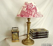 Lampe bronze et son abat-jour  toile de Jouy ivoire au motifs bordeaux