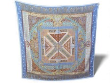 CHALE HERMES SUR UN TAPIS