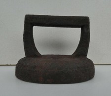 ancien petit fer à repasser en fonte