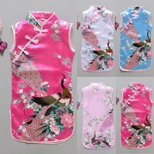 Charmant Qipao enfant fille chinoise avec belle fleur et art paon