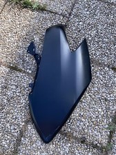 UN CARENAGE PLASTIQUE LATERAL