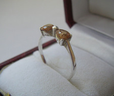 jolie bague sertie NOEUD