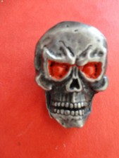 pin's tête de mort*