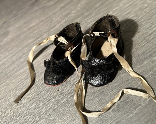 Petites chaussures anciennes - petites,