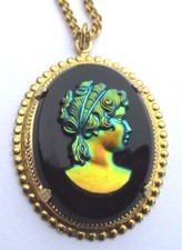 Formidable bijou pendentif couleur or vintage camée verre unique collection 3254