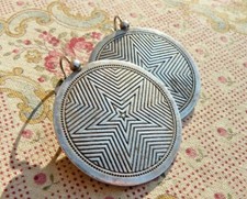 PAIRE DE BOUCLES D'OREILLES AGATHA VINTAGES EN MÉTAL ARGENTÉ DÉCOR ÉTOILE