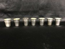 Sept petits gobelets à