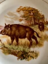 Assiette décorative signée S.F.P, décor d'un sanglier, liseré doré tirage limité