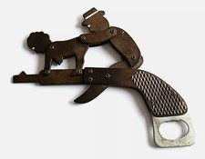 Ouvre bouteille ancien mécanique pistolet scène humoristique vintage bottle open