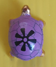 Fève -  Tortue rose avec dorure - Créativité incrit sous le socle