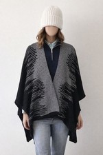 Poncho Femme Noir et Gris –