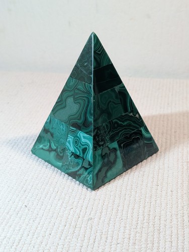 Pyramide artisanale - , en