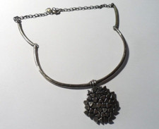 Beau collier marque "lili la