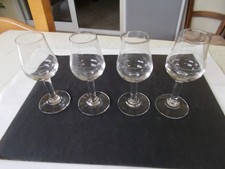 4 anciens verres à pied, à
