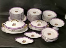 Service en porcelaine de Limoges à décor de panier fleuri frise violette 50 p. 