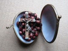 UN CHAPELET DE LOURDES DANS