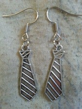 Boucles d'oreilles inspirées de 50 nuances de Grey avec breloque cravatte