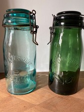 lot d’anciens bocaux en verre bleue et verte La Lorraine