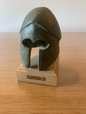Petit casque spartiate  13 Cm sur support en bois Ref GL 