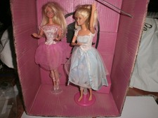 Lots de 2 Barbies avec tenue