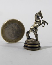   MINUSCULE CHEVAL CABRE SUR SOCLE, argent (?), poinçon, éteignoir ?