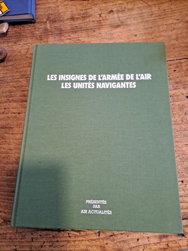 Livre les insignes - de, l'armee