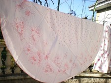 une nappe blanche a fleurs roses 225x164cm et ses 11serviettes 42x40cm