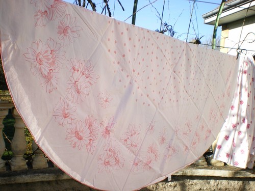 Une nappe blanche fleurs - nappe,